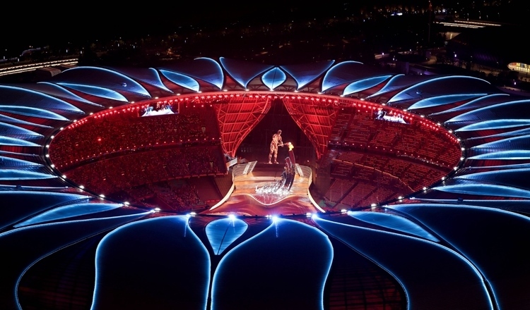 2023年9月23日，最后一棒火炬手汪順和數(shù)字火炬手在杭州亞運會開幕式上點燃主火炬。新華社記者 程婷婷 攝