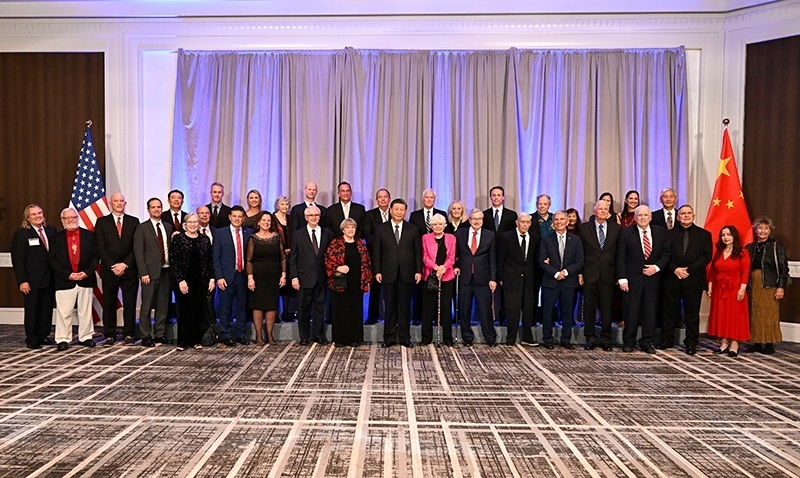 這是美國友好團體聯(lián)合歡迎宴會開始前，習(xí)近平主席會見飛虎隊和史迪威將軍后人、鼓嶺、艾奧瓦州、華盛頓州等方面友好人士代表，同他們親切交談并合影留念。