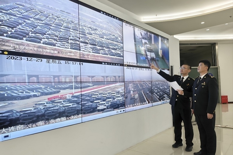 海關(guān)關(guān)員視頻巡查出口汽車場地。李進攝
