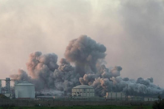  這是1月6日從加沙邊境以色列一側拍攝的加沙北部遭襲情況。新華社發(fā)（伊蘭·阿薩亞格攝/基尼圖片社）