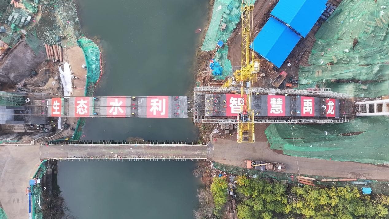 漳河灌區(qū)響水洞渡槽轉(zhuǎn)體合龍。受訪者供圖