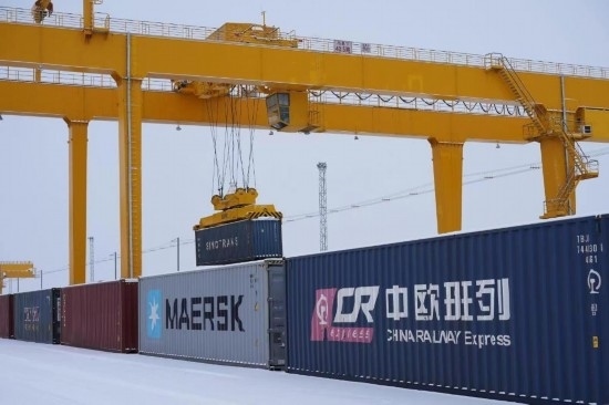 霍爾果斯口岸鐵路換裝場內正在進行集裝箱換裝作業(yè)。（受訪單位供圖）