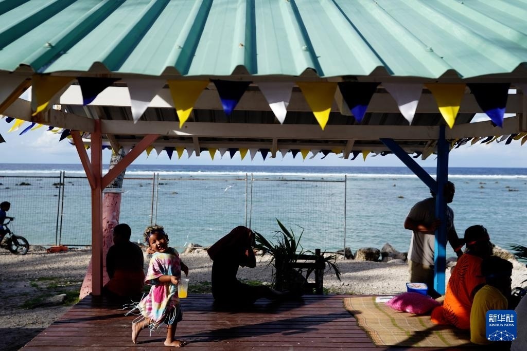 1月20日，當?shù)厝嗽阼斠惶幒┬蓍e娛樂。新華社記者 王申 攝