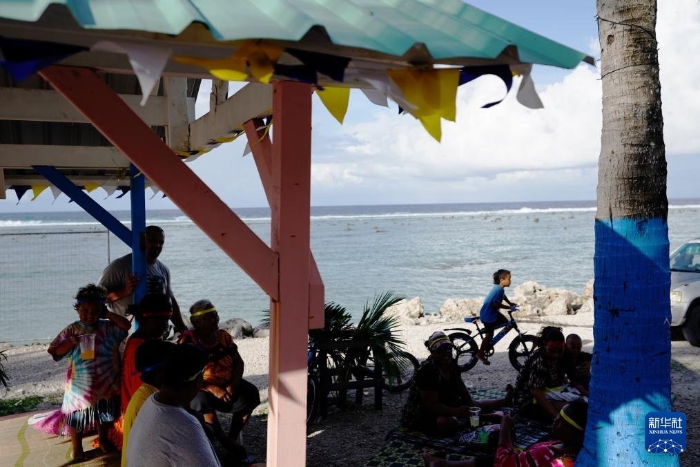 1月20日，當?shù)厝嗽阼斠惶幒┬蓍e娛樂。新華社記者 王申 攝