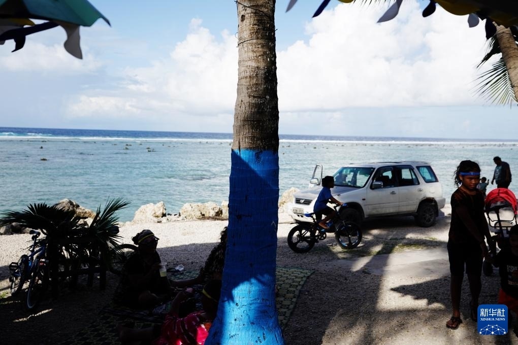 1月20日，當?shù)厝嗽阼斠惶幒┬蓍e娛樂。新華社記者 王申 攝