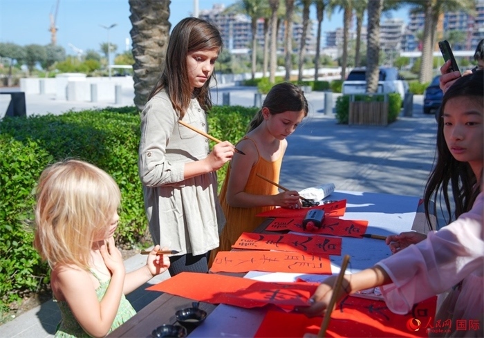 小朋友體驗(yàn)書法創(chuàng)作。人民網(wǎng) 塔里克·易卜拉欣攝