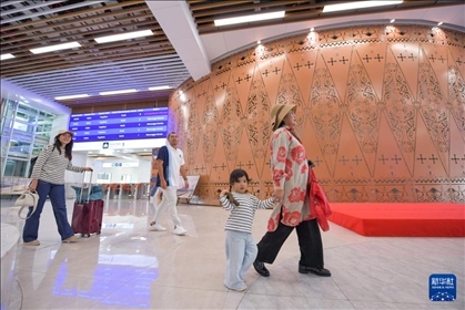 1月24日，在印度尼西亞雅加達(dá)哈利姆站，乘客在候車(chē)大廳內(nèi)行走。新華社記者 徐欽 攝