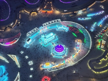 這是2023年12月27日在哈爾濱冰雪大世界拍攝的以巴黎圣母院和北京天壇為核心的冰建景觀群。