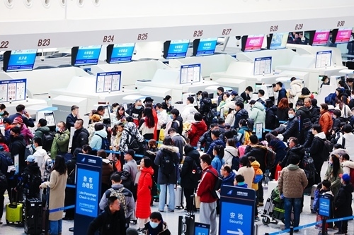 2024年春運(yùn)首日，大興機(jī)場(chǎng)預(yù)計(jì)保障進(jìn)出港旅客13.59萬(wàn)人次。大興機(jī)場(chǎng)供圖