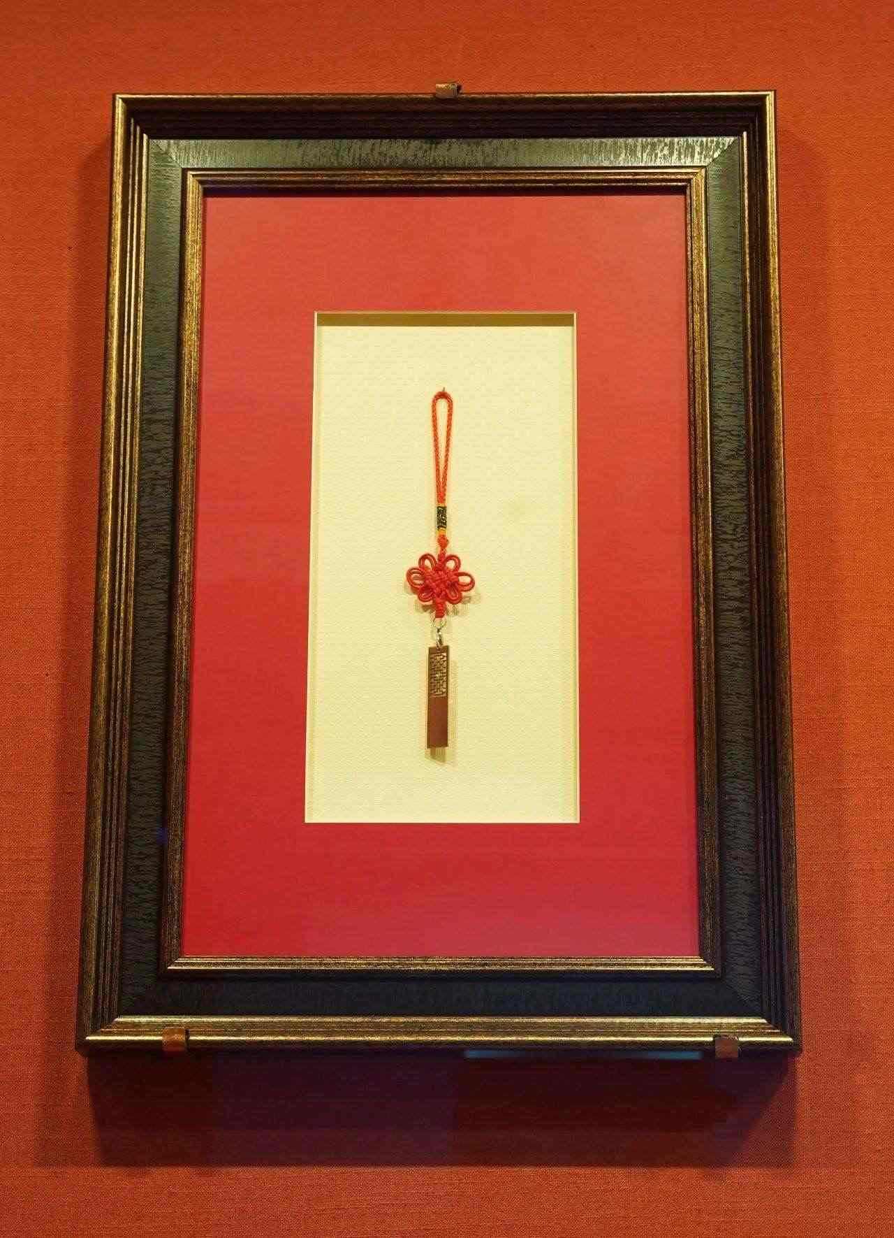 2017年5月，時(shí)任肯尼亞總統(tǒng)烏胡魯·肯雅塔贈(zèng)送習(xí)近平主席的蒙內(nèi)鐵路紀(jì)念U盤。