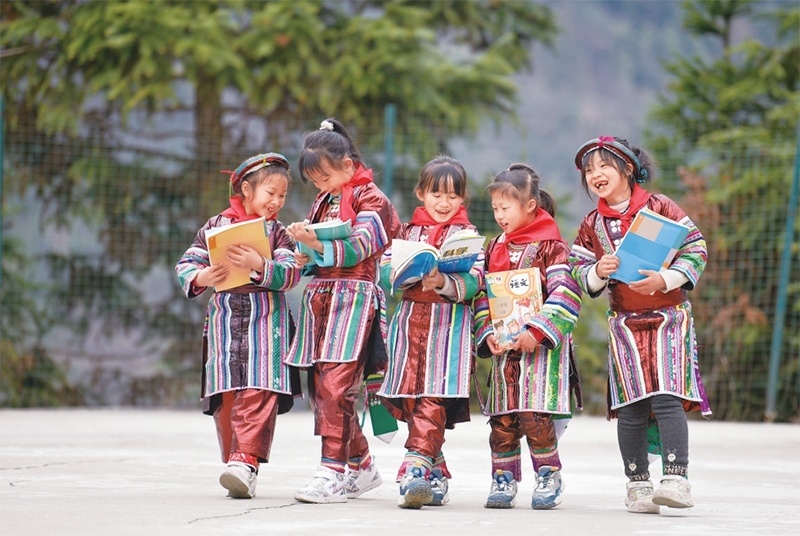 位于貴州省黔東南苗族侗族自治州從江縣大山深處的西山鎮(zhèn)中寨教學(xué)點(diǎn)，是一所全校均為瑤族學(xué)生的“微小學(xué)”。近年來(lái)，隨著教學(xué)條件逐漸改善，學(xué)校發(fā)生了翻天覆地的變化。圖為2023年2月16日，領(lǐng)到新書的瑤族學(xué)生在一起交流。 新華社記者 楊文斌/攝