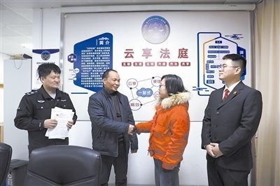  圖②：雙方當(dāng)事人達(dá)成調(diào)解協(xié)議，握手言和。