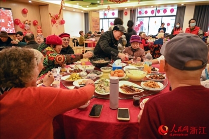老人們享用公益年夜飯。人民網(wǎng)記者 葉賓得攝