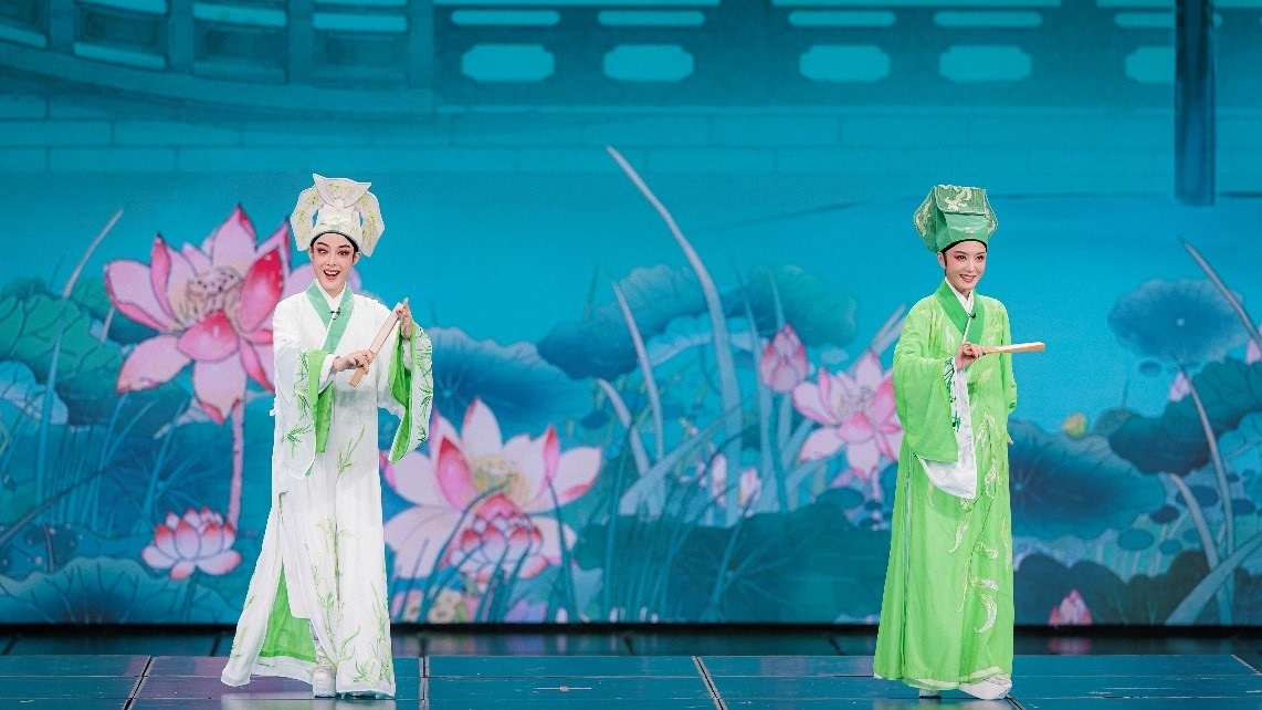 青年越劇演員陳麗君、李云霄彩排現(xiàn)場(chǎng)。主辦方供圖