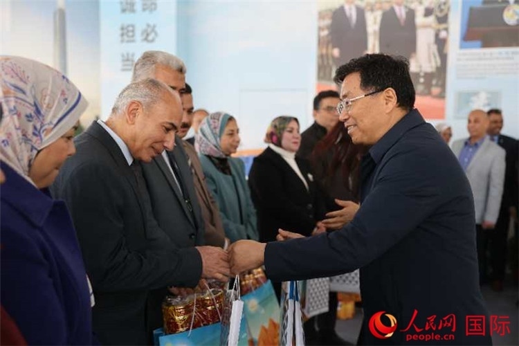 中建埃及分公司董事長常偉才為埃及師生發(fā)放新年禮包。人民網(wǎng)記者 黃培昭攝