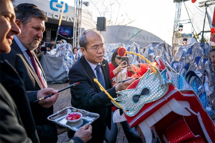 中國(guó)駐希臘大使館大使肖軍正與希方嘉賓為舞龍點(diǎn)睛。《中希時(shí)報(bào)》供圖