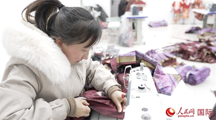 1月24日，在山東省菏澤市曹縣大集鎮(zhèn)云牧服飾有限公司，高燕正在縫制馬面裙。 人民網(wǎng)記者 袁蒙攝