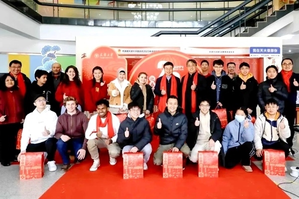 天津大學(xué)同學(xué)們收到新春大禮包。校方供圖