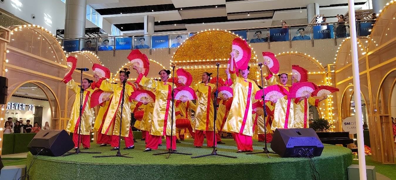 開(kāi)幕式上活力四射的文藝節(jié)目引得觀眾陣陣喝彩。紅溪禮示大學(xué)孔子學(xué)院 供圖