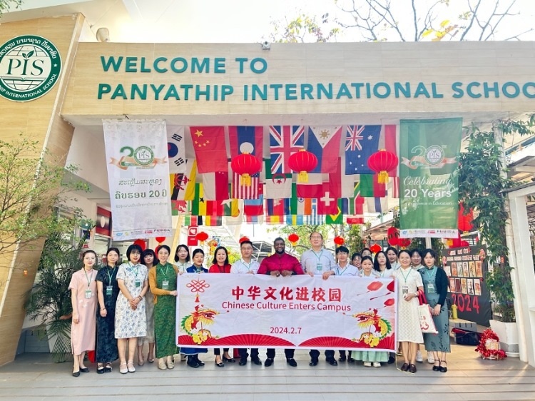 駐老撾使館政治處主任杜長青與白云碧國際學(xué)校校方、參會志愿者教師合影?；顒又鬓k方供圖