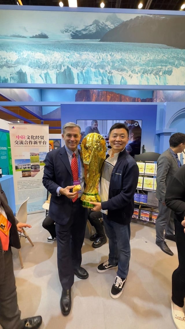 2022年，馬克西米與同事在上海。圖片由受訪者提供