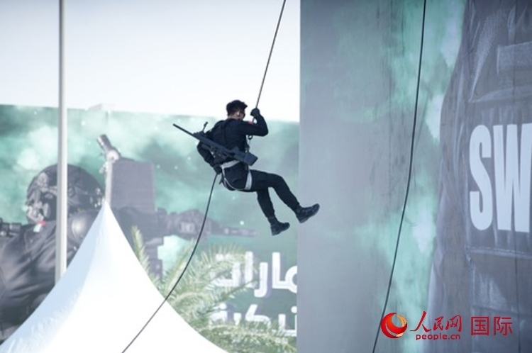 中國特警索降。人民網(wǎng) 塔里克·易卜拉欣攝