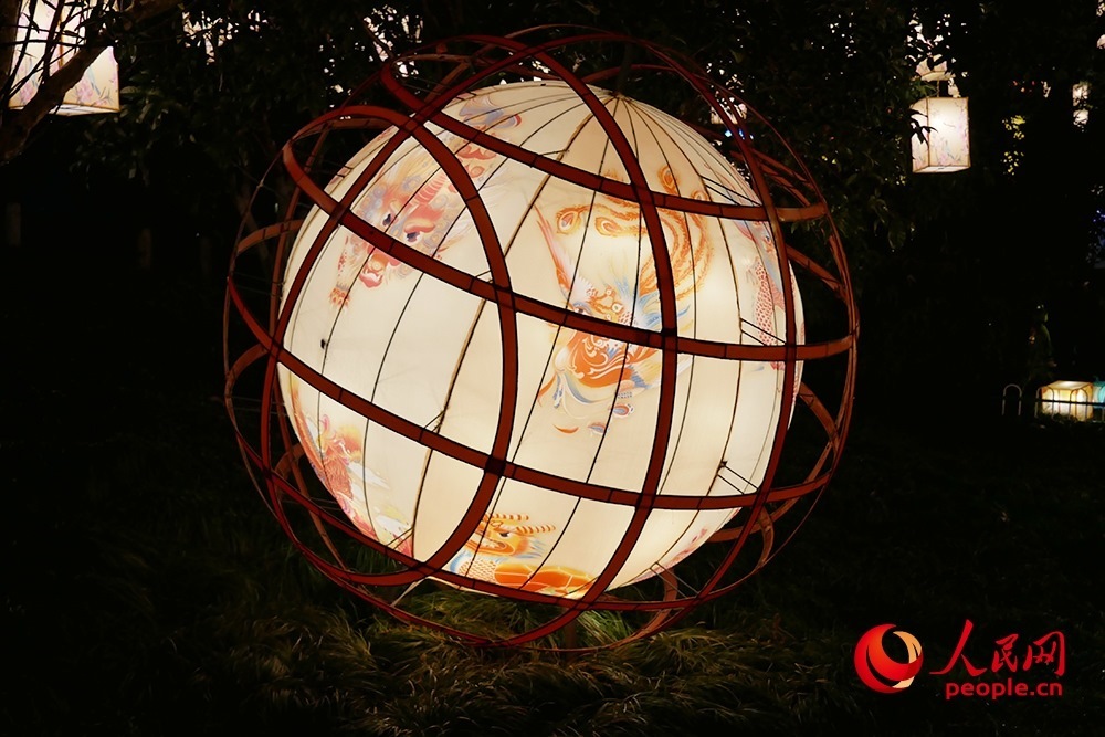 白鷺洲公園展出的燈彩作品。人民網(wǎng)記者 韋衍行攝