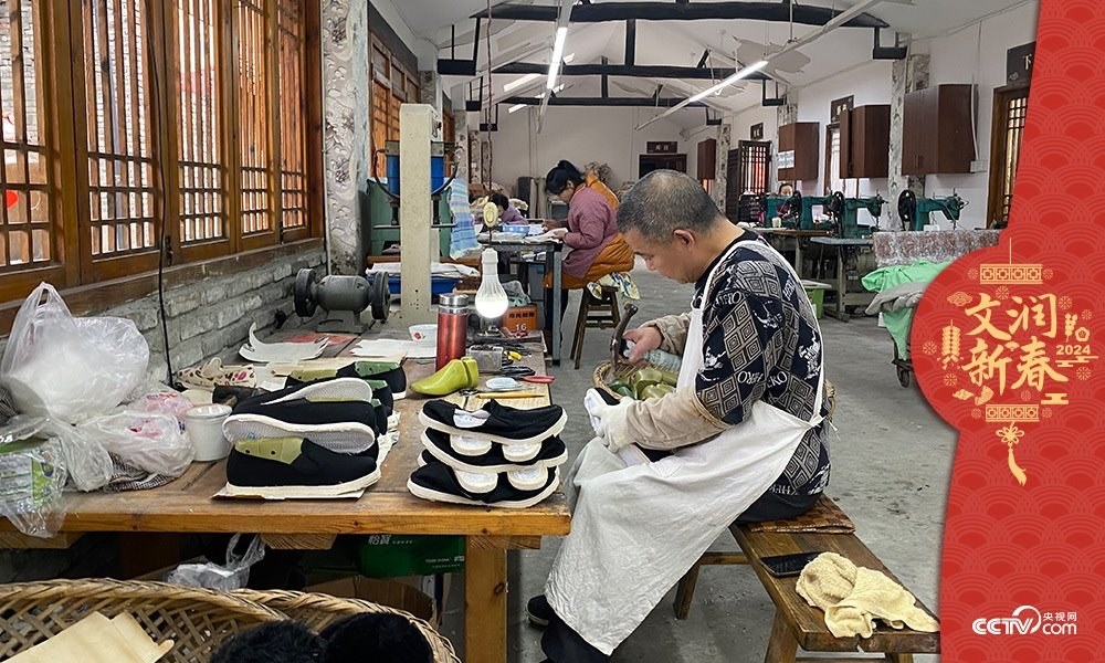 唐昌布鞋坊內(nèi)的工人正在趕制布鞋。王凡攝