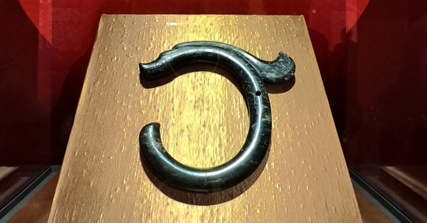 紅山文化C形玉龍。人民網(wǎng)記者 韋衍行攝