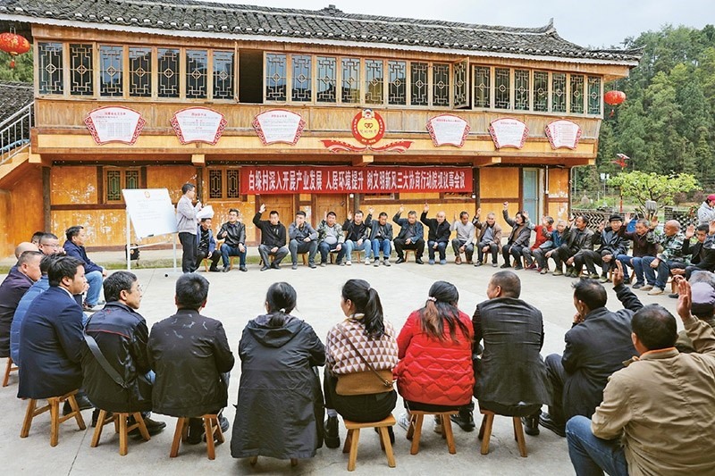 圖為2023年4月6日，貴州省黔東南苗族侗族自治州施秉縣白垛鄉(xiāng)白垛村村民在討論產(chǎn)業(yè)發(fā)展、人居環(huán)境提升、鄉(xiāng)村文明建設(shè)相關(guān)事宜。 人民圖片 磨桂賓/攝