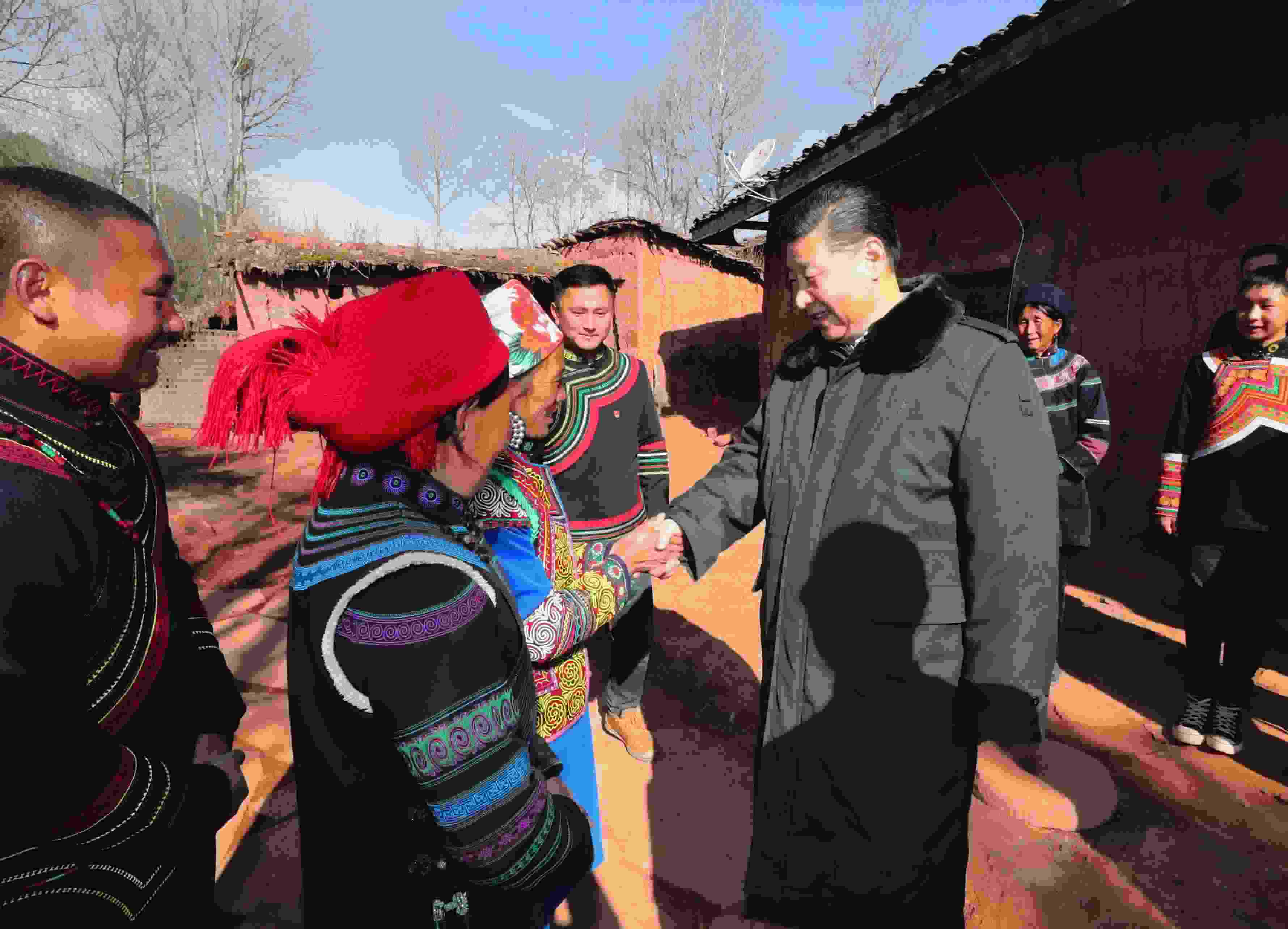 △ 2018年2月11日，習(xí)近平總書記驅(qū)車2個多小時，從四川西昌市來到位于大涼山深處的昭覺縣三岔河鄉(xiāng)三河村、解放鄉(xiāng)火普村，走進彝族貧困群眾家中，看實情、問冷暖、聽心聲，同當?shù)馗刹咳罕姽采叹珳拭撠氈摺? width=