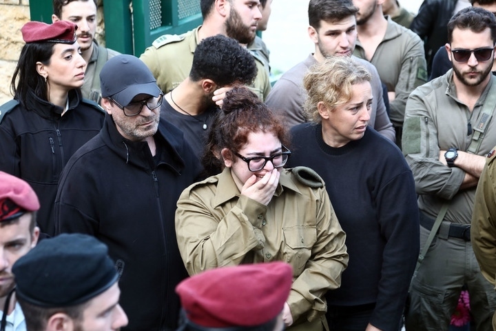 1月23日，在以色列特拉維夫的一處公墓，人們參加一名以色列士兵的葬禮。新華社發(fā)（吉德翁·馬科維奇攝/基尼圖片社）