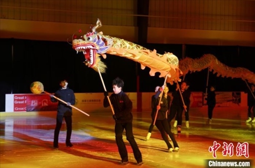 當?shù)貢r間2月17日晚，作為農(nóng)歷甲辰龍年“歡樂春節(jié)”系列活動之一，別具特色的青少年冰上春晚在加拿大多倫多舉行。圖為青少年表演冰上舞龍。 中新社記者 余瑞冬 攝