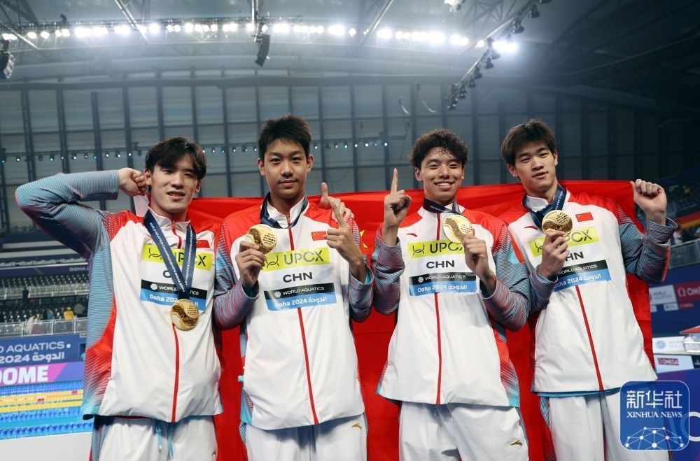 2月11日，2024年多哈游泳世錦賽男子4×100米自由泳接力決賽，中國(guó)隊(duì)選手王浩宇、張展碩、季新杰和潘展樂(lè)（從左到右）在頒獎(jiǎng)儀式后合影慶祝。新華社記者 雒圓 攝