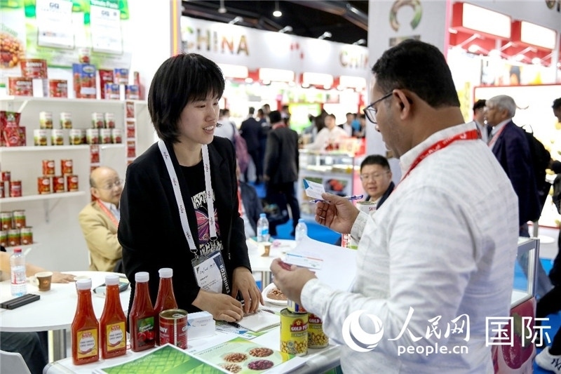 圖為中國參展企業(yè)代表與采購商交流。人民網(wǎng) 塔里克·易卜拉欣攝