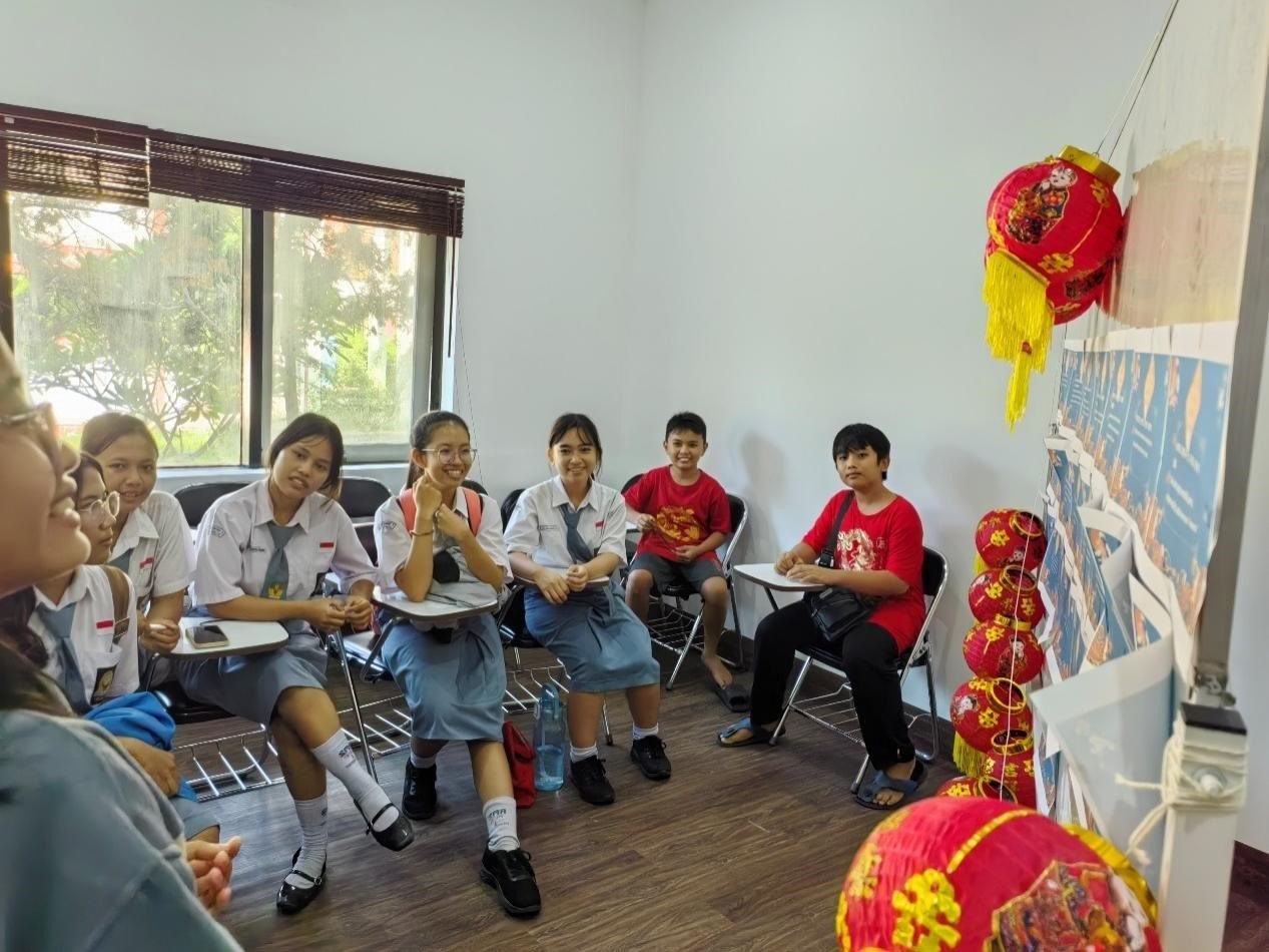 學(xué)生們踴躍參與猜燈謎活動(dòng)。巴陵康孔子學(xué)院供圖