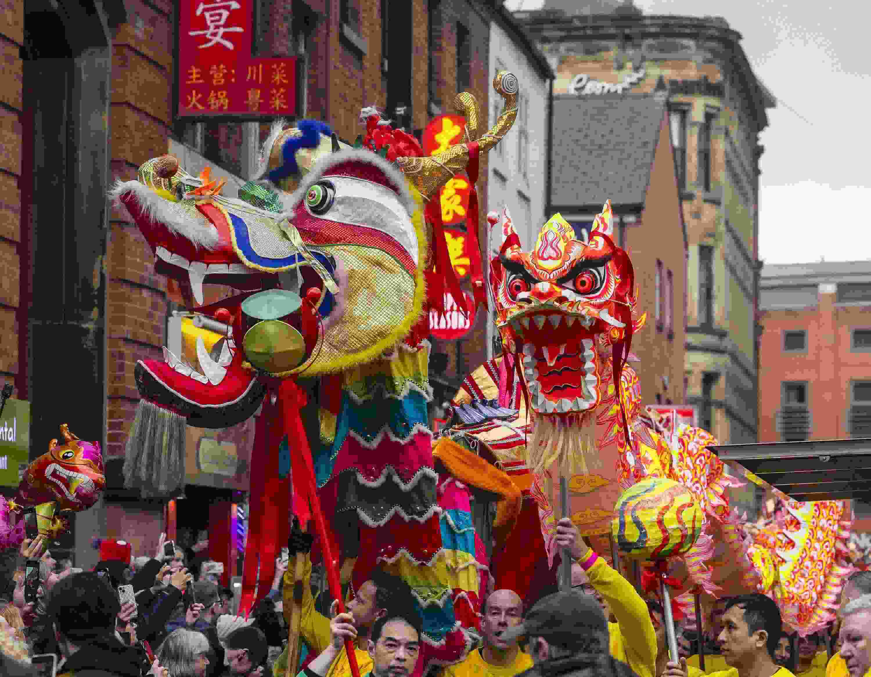 △ 當(dāng)?shù)貢r間2024年2月11日，英國曼徹斯特，表演者進(jìn)入中國城，參加中國農(nóng)歷龍年春節(jié)的慶?；顒?。