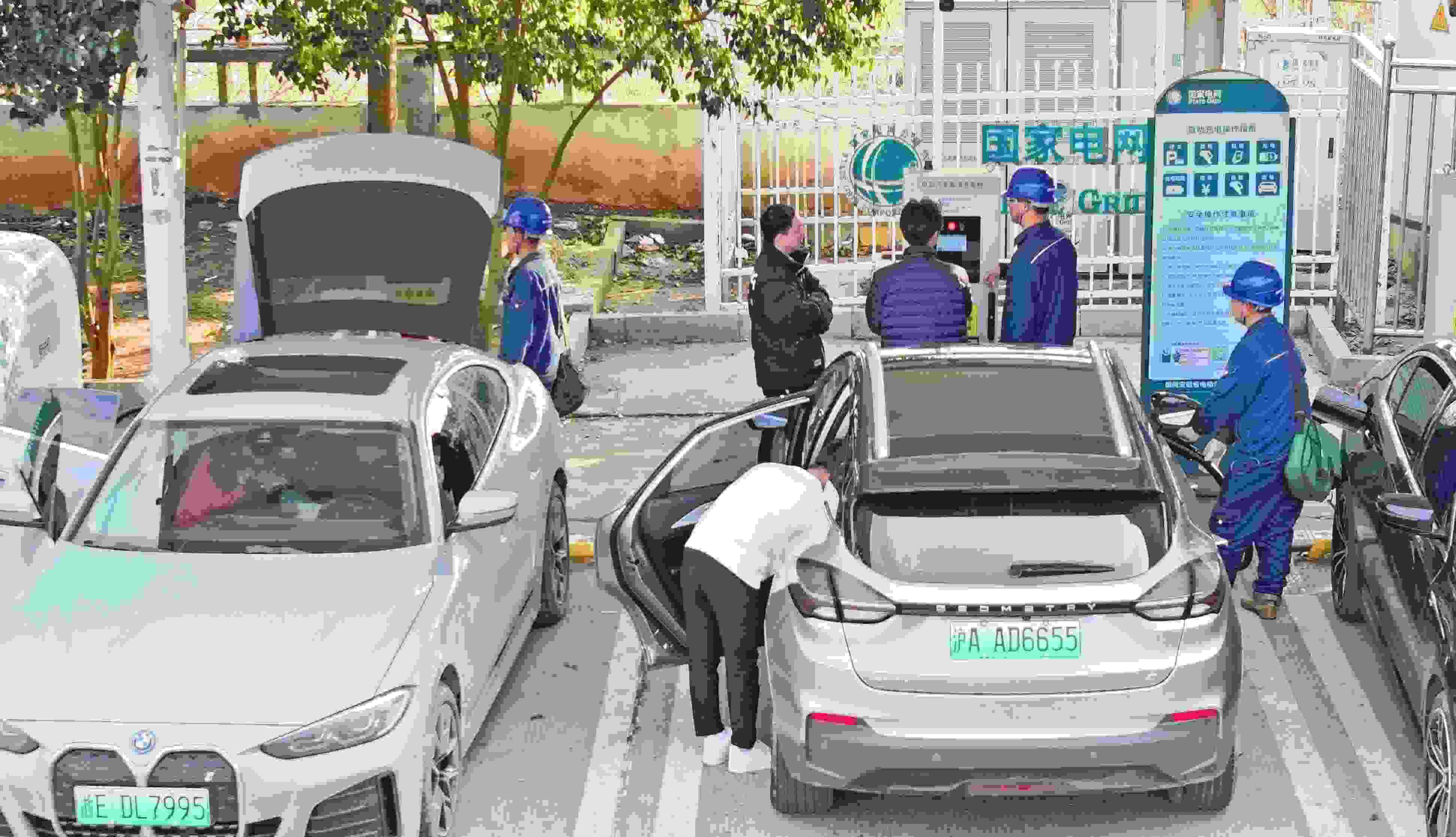 △ 2024年2月17日，安徽滁州來安縣大英鎮(zhèn)境內(nèi)的G36寧洛高速曹莊服務(wù)區(qū)，滁州市供電公司工作人員協(xié)助電動汽車車主高效解決充電中遇到的問題。