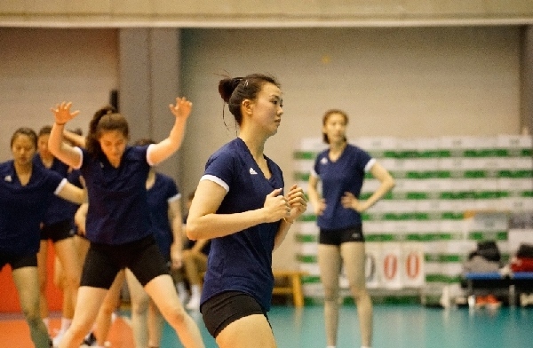 張常寧（右二）在訓練中。人民網(wǎng)記者李乃妍攝