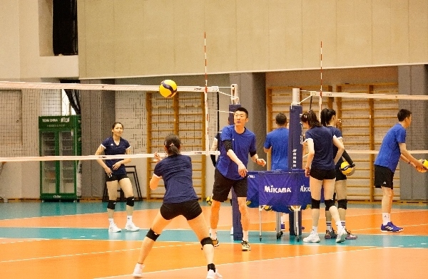 女排隊員在訓練中。人民網(wǎng)記者李乃妍攝