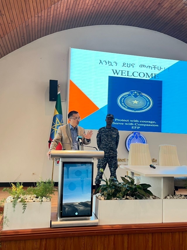 圖為駐埃塞使館首席館員申欽民公參致辭。亞的斯亞貝巴大學(xué)孔子學(xué)院供圖