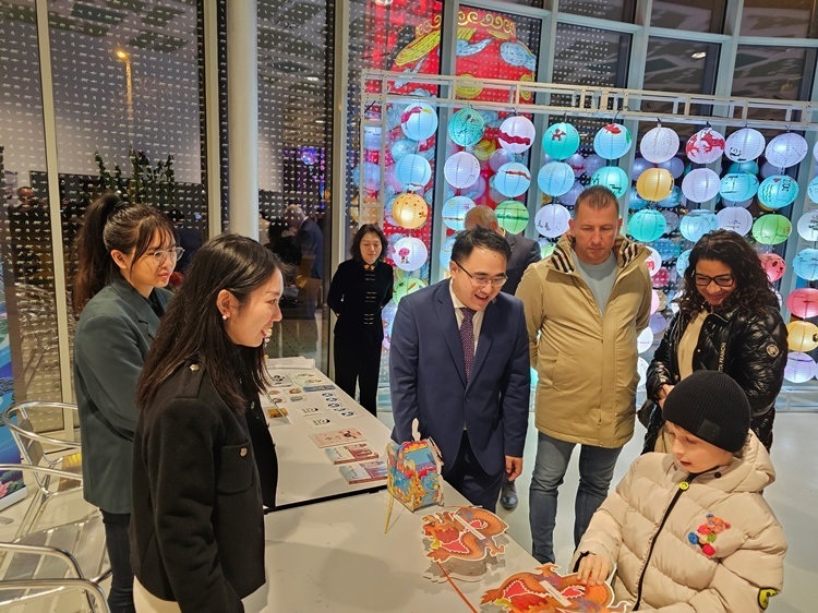 匈牙利小朋友猜燈謎。翟朝暉攝