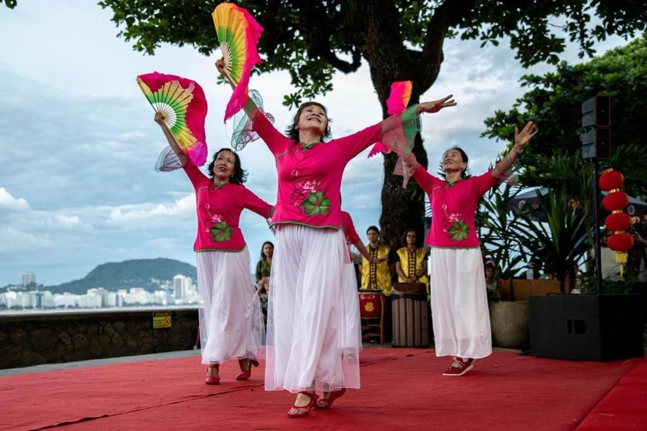 當地時間2月24日晚，2024年元宵節(jié)慶?；顒釉诎臀骼锛s熱內盧市科帕卡巴納要塞舉辦。巴西山河文化促進中心供圖