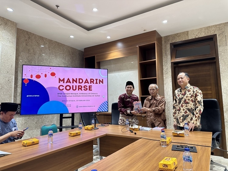 阿拉扎大學(xué)孔子學(xué)院向獨(dú)立清真寺贈(zèng)書。阿拉扎大學(xué)孔子學(xué)院供圖