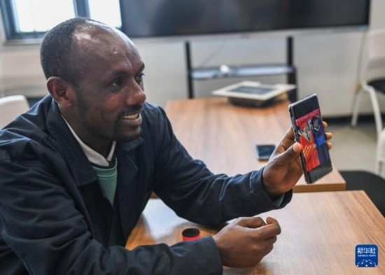 2月15日，在亞的斯亞貝巴的埃塞俄比亞聯(lián)邦職業(yè)技術(shù)培訓(xùn)學(xué)院，魯班工坊當(dāng)?shù)亟處熂s納斯·阿凱萊（中文名艾友涵）展示在中國(guó)學(xué)習(xí)時(shí)的照片。