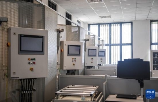 這是2月15日在亞的斯亞貝巴的埃塞俄比亞聯(lián)邦職業(yè)技術(shù)培訓(xùn)學(xué)院魯班工坊內(nèi)拍攝的機(jī)電一體化設(shè)備。