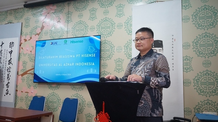 海信印尼公司總經(jīng)理李現(xiàn)委致辭。阿拉扎大學(xué)孔子學(xué)院供圖