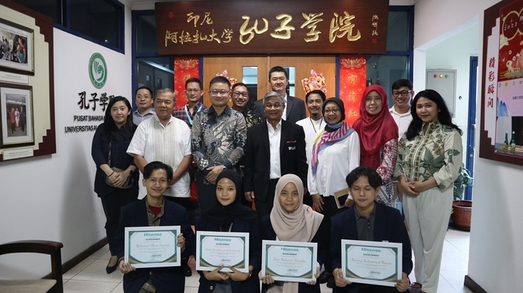 中印尼嘉賓與獲獎(jiǎng)學(xué)生合影。阿拉扎大學(xué)孔子學(xué)院供圖
