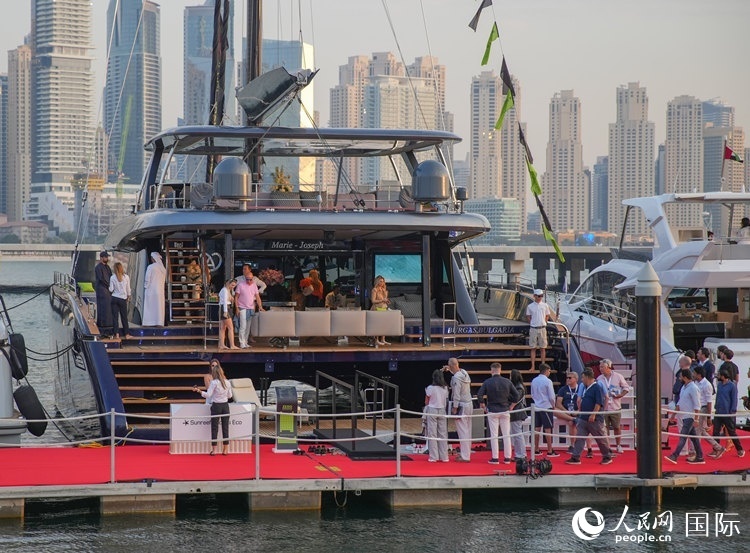 觀眾在參觀游艇。人民網 塔里克·易卜拉欣攝