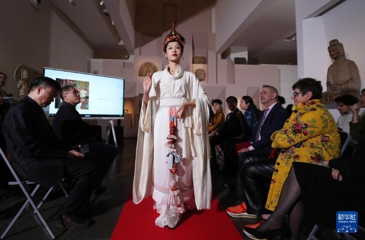 3月13日，在位于法國巴黎的吉美國立亞洲藝術(shù)博物館，模特展示敦煌復(fù)原服飾。新華社記者 高靜 攝